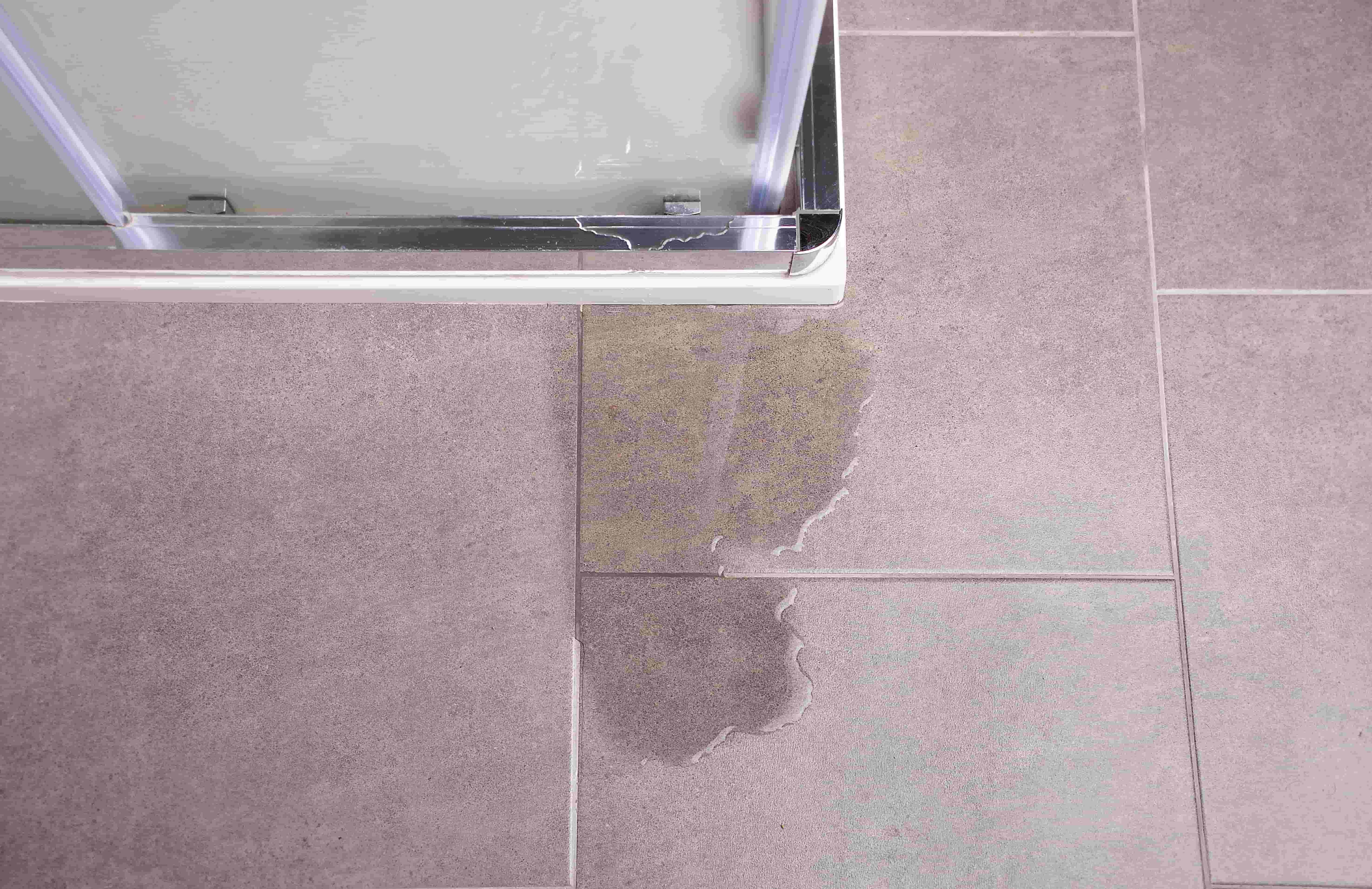gérer fuite bac douche italienne