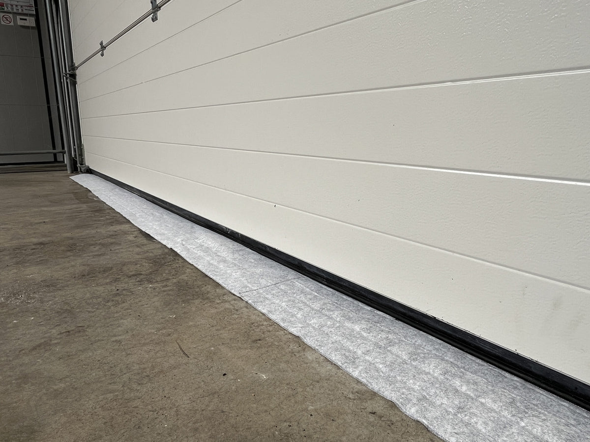 Installation d'un boudin OBLOC® derrière une porte industrielle en prévention d'un risque inondation