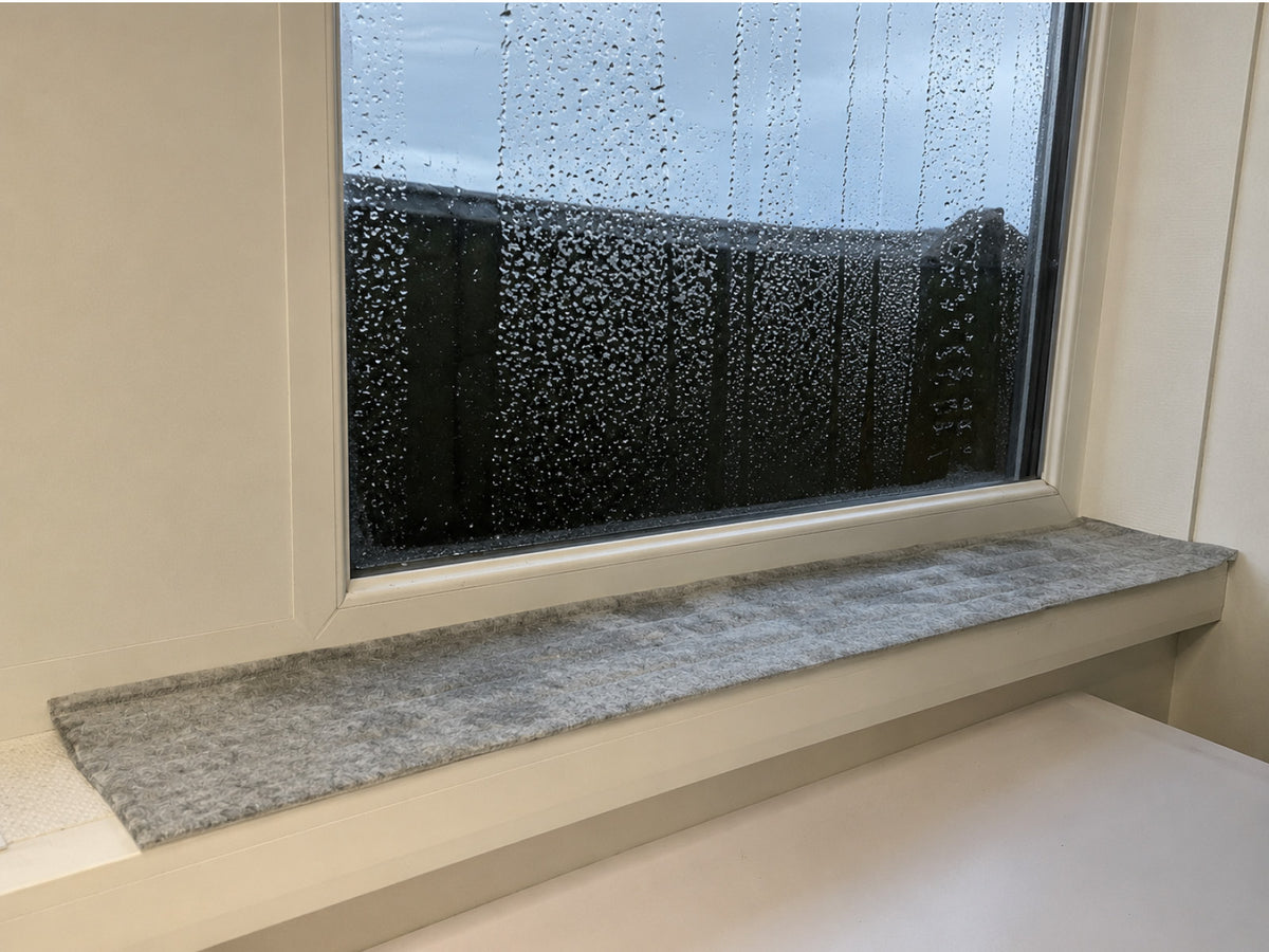 Mise en place d'un boudin absorbant OBLOC® sous une fenêtre où la condensation crée régulièrement des zones humides