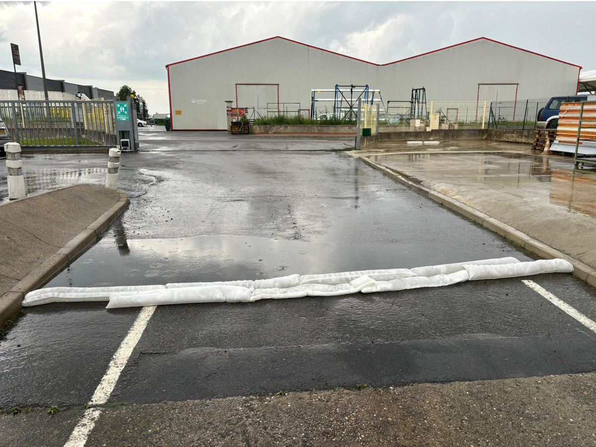 Mise en place de boudins OBLOC® pour contenir une arrivée d'eau