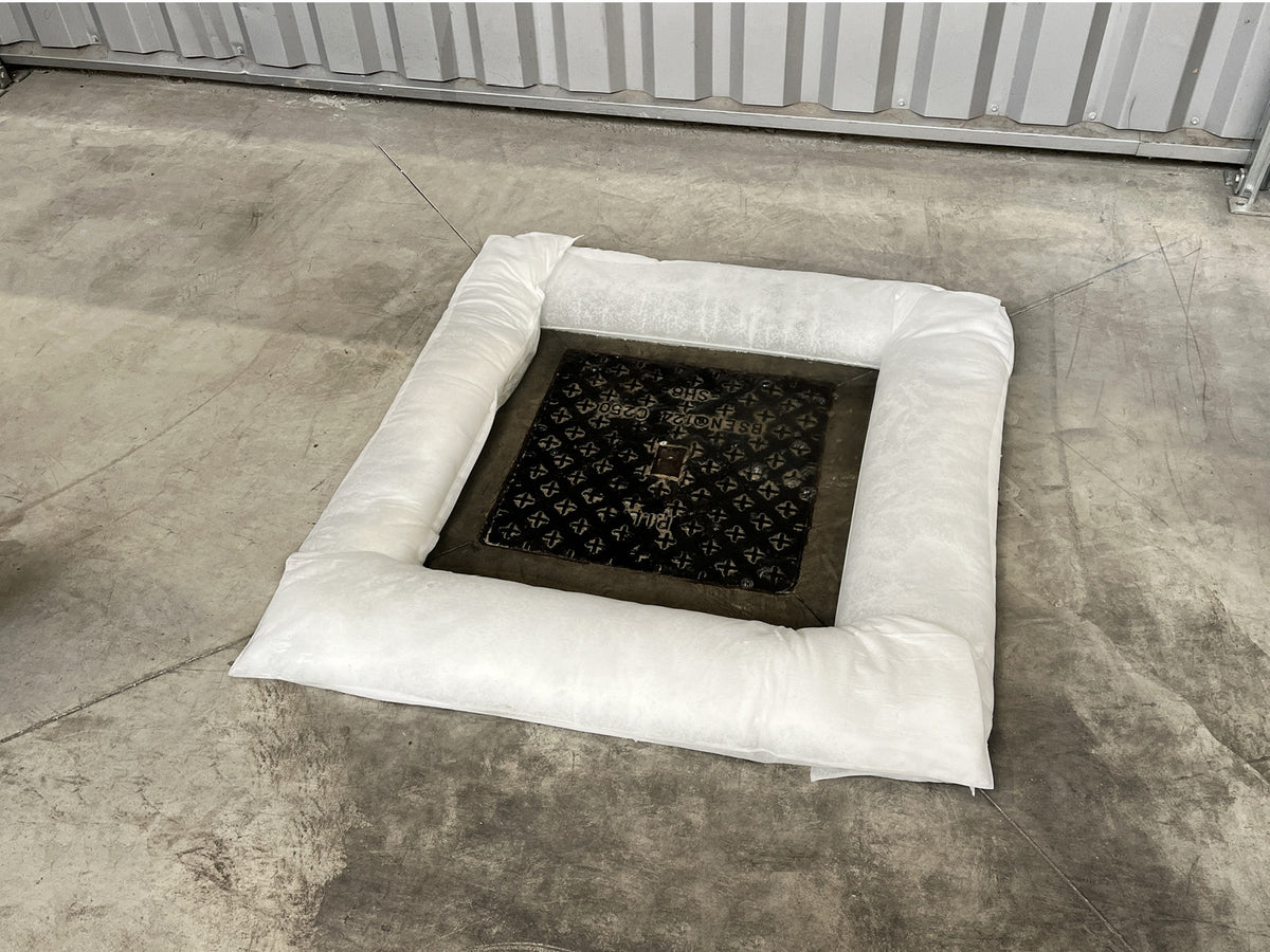 Mise en place de boudins OBLOC® pour contenir une remontée en provenance d'un regard