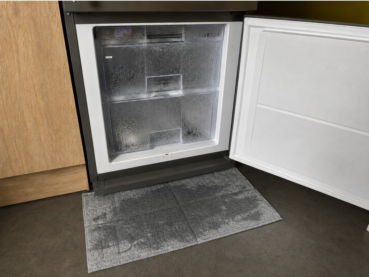 Utilisation d'un sac OBLOC® pour absorber l'eau lors du nettoyage d'un décongélateur