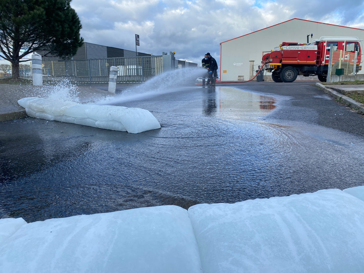 Test de déviation et de retenue d'eau avec les sapeurs-pompiers