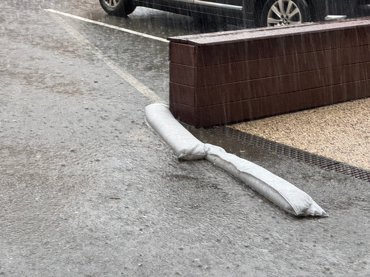 Mise en place de boudins OBLOC® pour dévier et rediriger les eaux lors d'une inondation