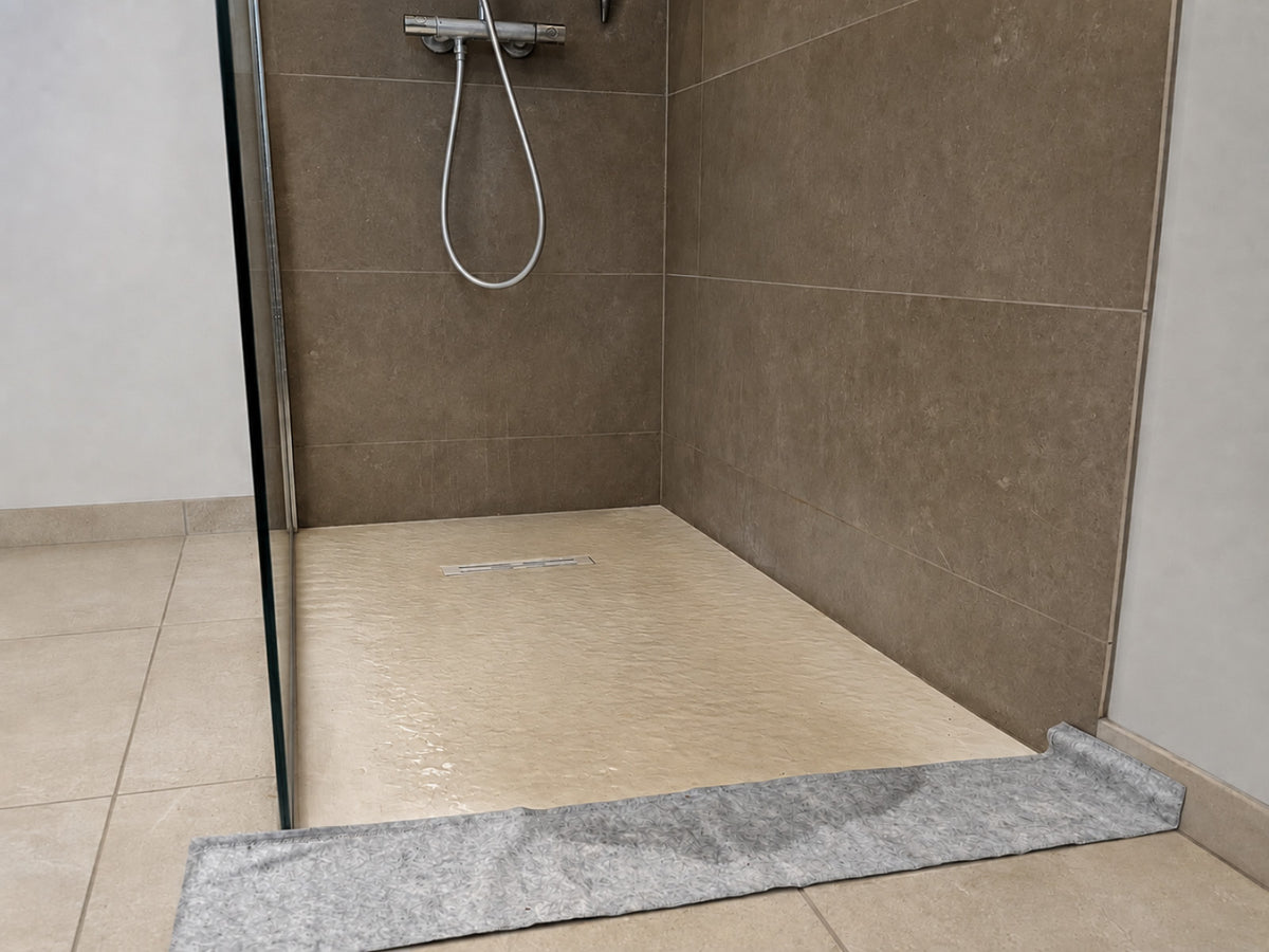 Mise en place d'un boudin absorbant OBLOC® suite à un refoulement d'une douche italienne
