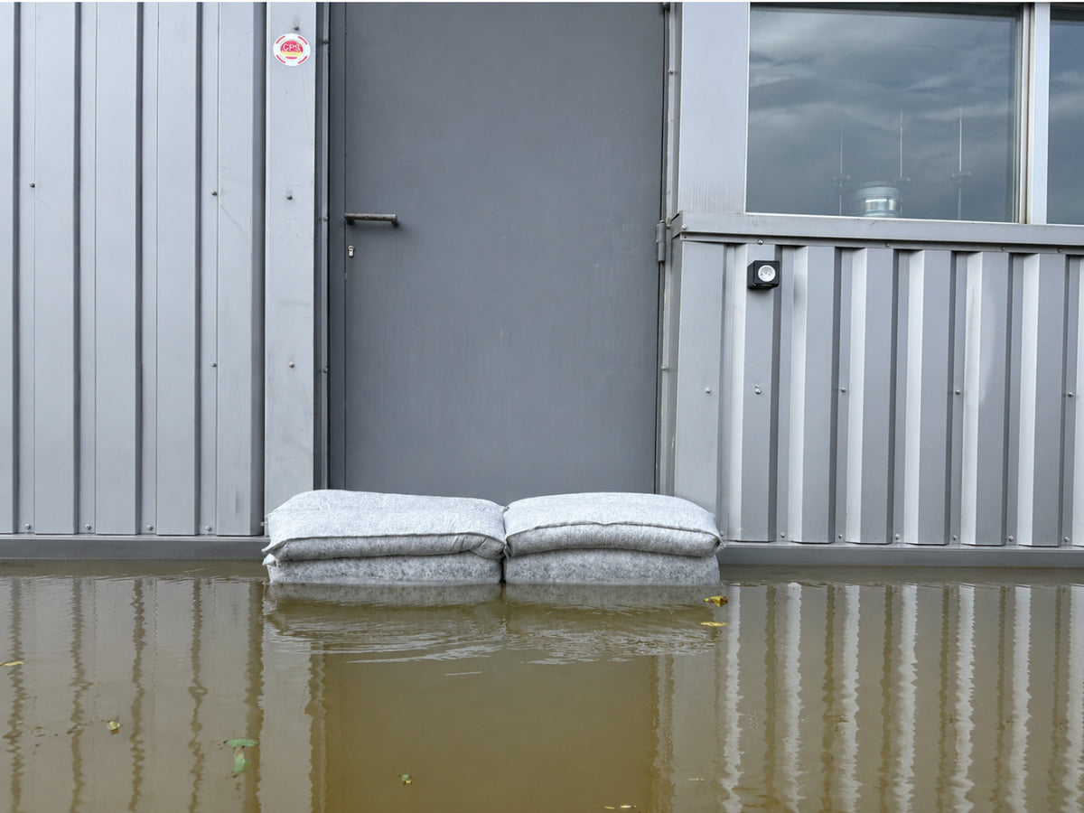 Protection d'une entrée de site industriel contre une inondation grâce aux sacs OBLOC®