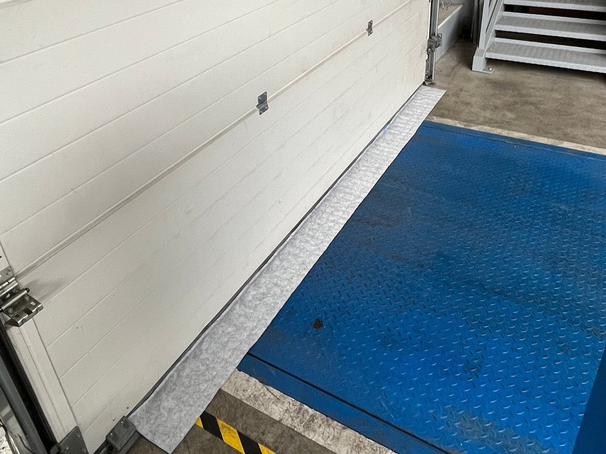 Installation d'un boudin OBLOC® sur le quai de chargement présentant des infiltrations d'eau